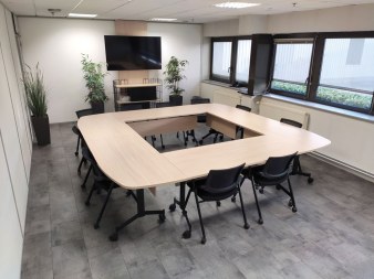 Table Carrée sur roulettes EUREKA avec Plateaux Rabattables et Voiles-de-Fond